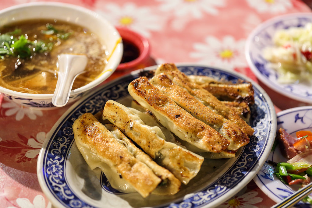 【中肯‧食記】基隆廟口‧三姊妹水餃大王‧超好吃平價鍋貼！ @包子爸の食尚攝影手札