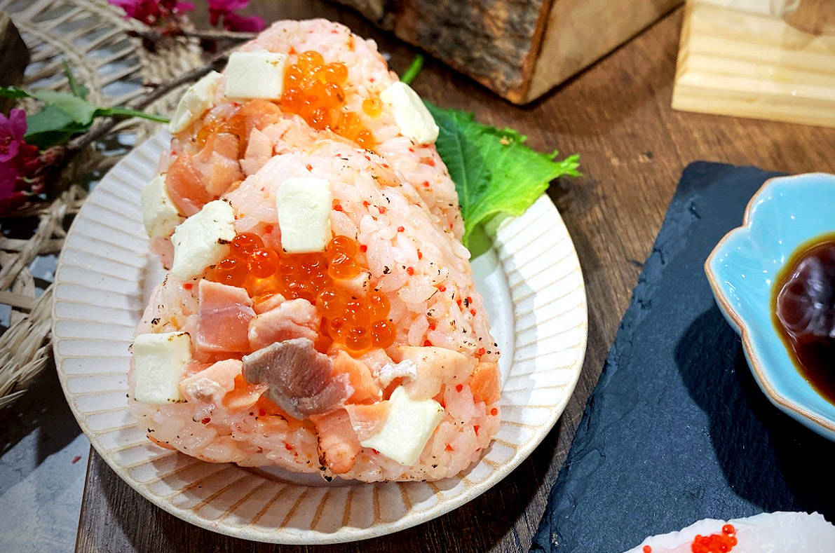 阿布潘水產．台中美食｜人潮爆滿瘋搶！在地NO.1超人氣海鮮市場！超大蝦仁海老三明治、乳酪鮭魚親子飯糰、海鮮握壽司、生魚片超高CP值～中肯‧食記！