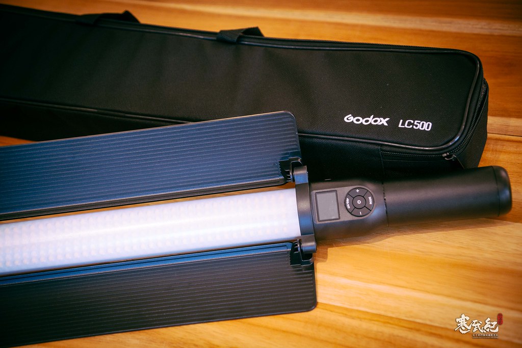 【中肯‧開箱】Godox 神牛LC500 雙色溫光棒LED-LC500｜願原力與你同在！神牛超級補光劍！拍食物拍人像必備神器！ @包子爸の食尚攝影手札