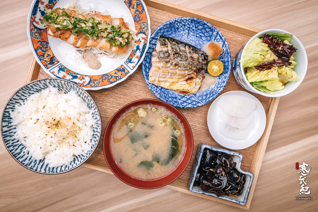 【中肯‧食記】坐著做。員工食堂．桃園中壢｜坐著做第五間店．暖心員工餐．超值日式定食吧．價格平實氣氛溫馨．中壢坐著做！ @包子爸の食尚攝影手札