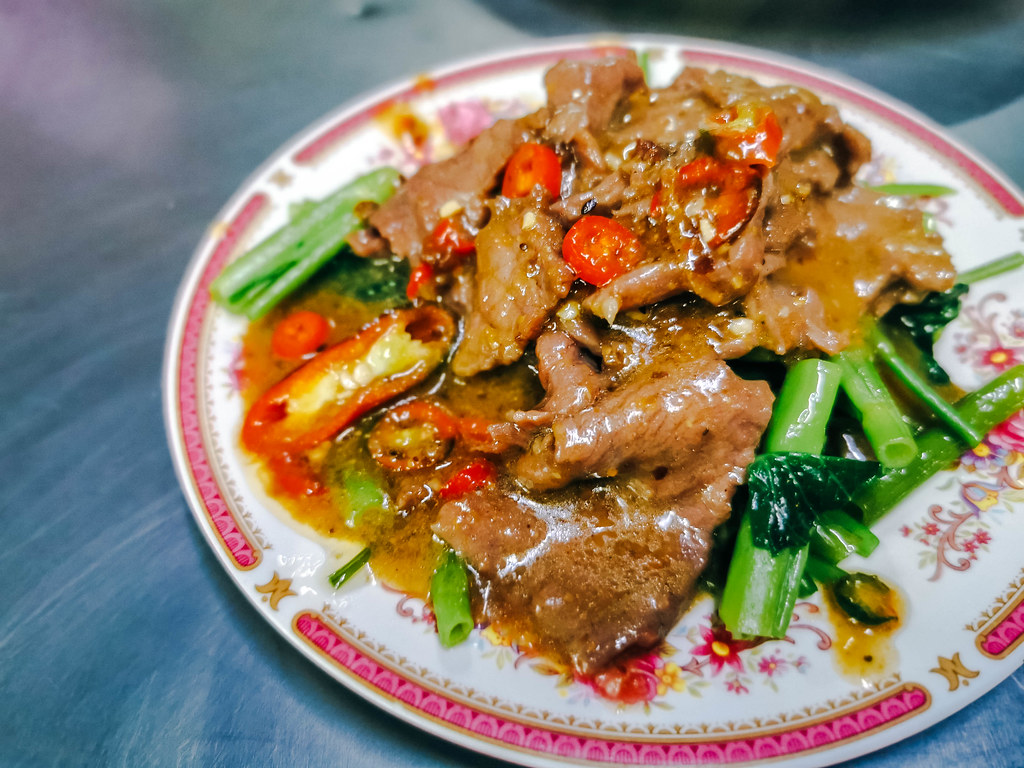 【老牌沙茶牛肉】台中中華路｜台中宵夜吃這個！中華路深夜人氣沙茶炒牛肉．老牌平價熱炒小酌好所在．台中小吃推薦～中肯‧食記！ @包子爸の食尚攝影手札
