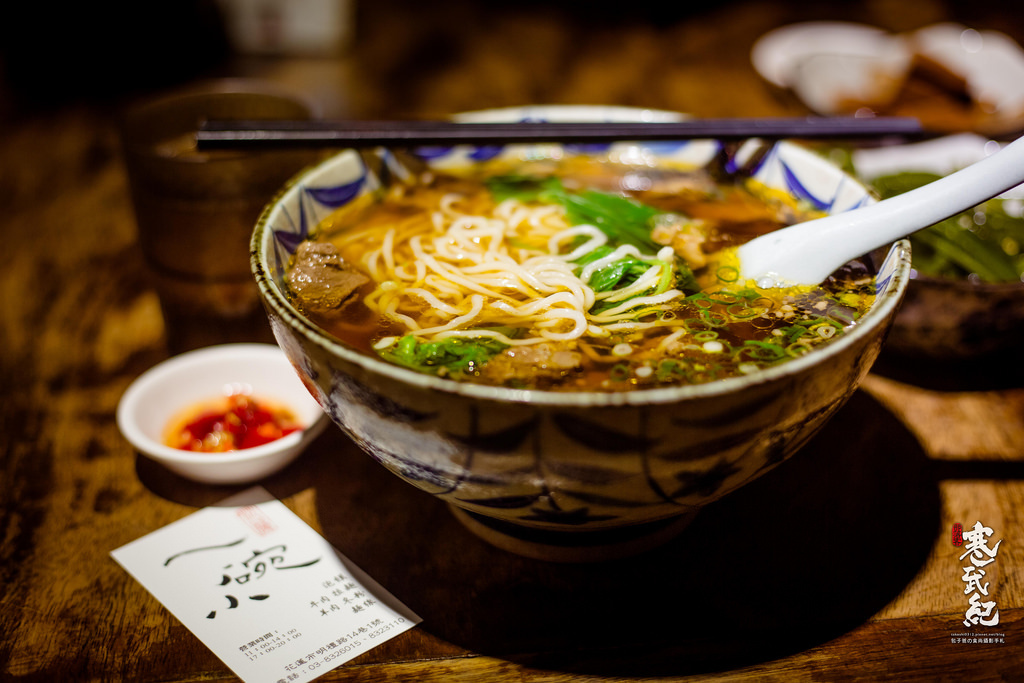 【中肯‧食記】一碗小‧花蓮市｜隱身靜巷文青小麵館‧一碗小確幸の牛肉麵 @包子爸の食尚攝影手札