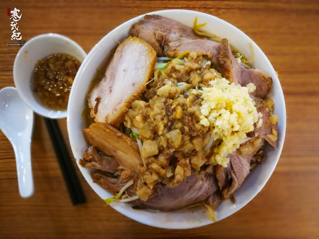 【中肯‧食記】夢語拉麵Yume Wo Katare‧捷運忠孝敦化站｜有夢大膽去追‧超大份量醬油豚骨拉麵！ @包子爸の食尚攝影手札