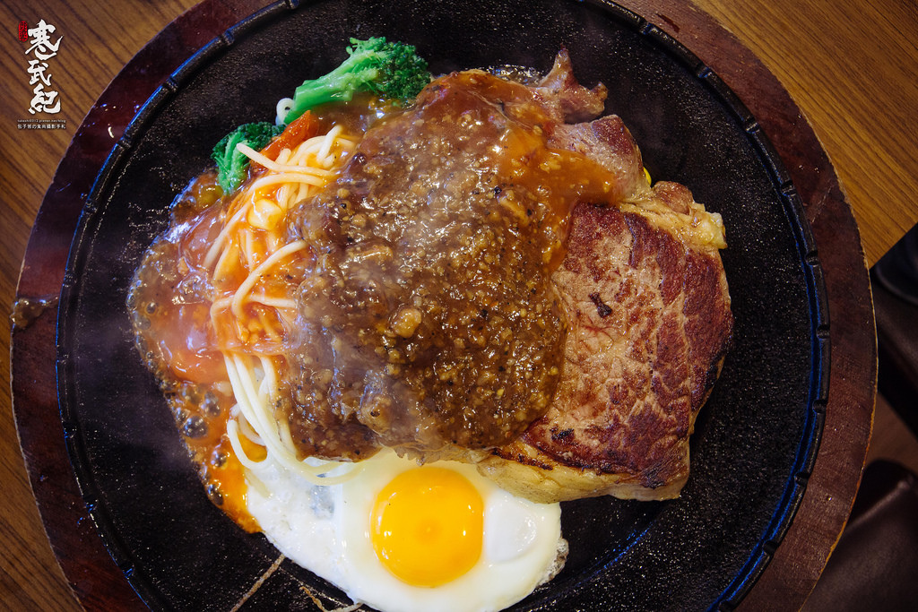 【中肯‧食記】人从众厚切牛排館 莊敬店‧捷運台北101/世貿站｜平價大胃王32oz沙朗‧經典台灣鐵板牛排！ @包子爸の食尚攝影手札