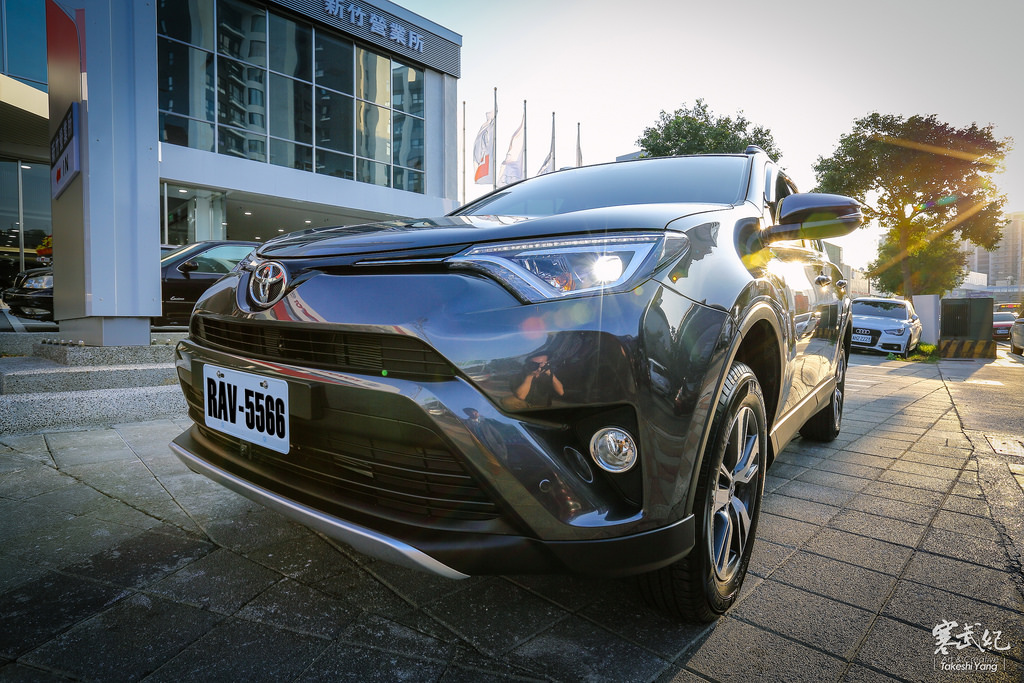 【包子爸のRAV4‧正式開箱】2.0汽油‧雲河灰‧陶褐內裝‧影音特仕版｜七氣囊安全升級‧細節有感進化！ @包子爸の食尚攝影手札