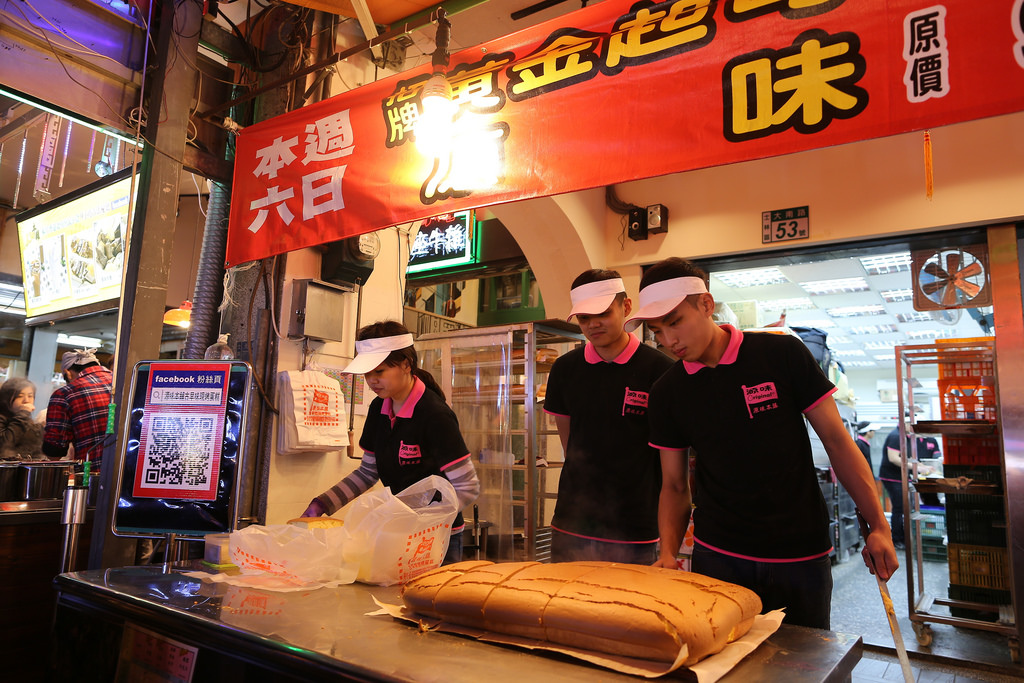 【中肯‧食記】士林夜市‧源味本鋪-古早味現烤蛋糕 @包子爸の食尚攝影手札