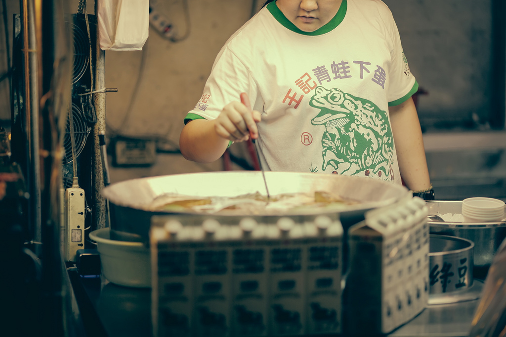 【中肯‧開箱】Canon EF 135mm f/2L USM‧士林夜市人文街拍 【中肯‧開箱】Canon EF 135mm f/2L USM‧士林夜市人文街拍