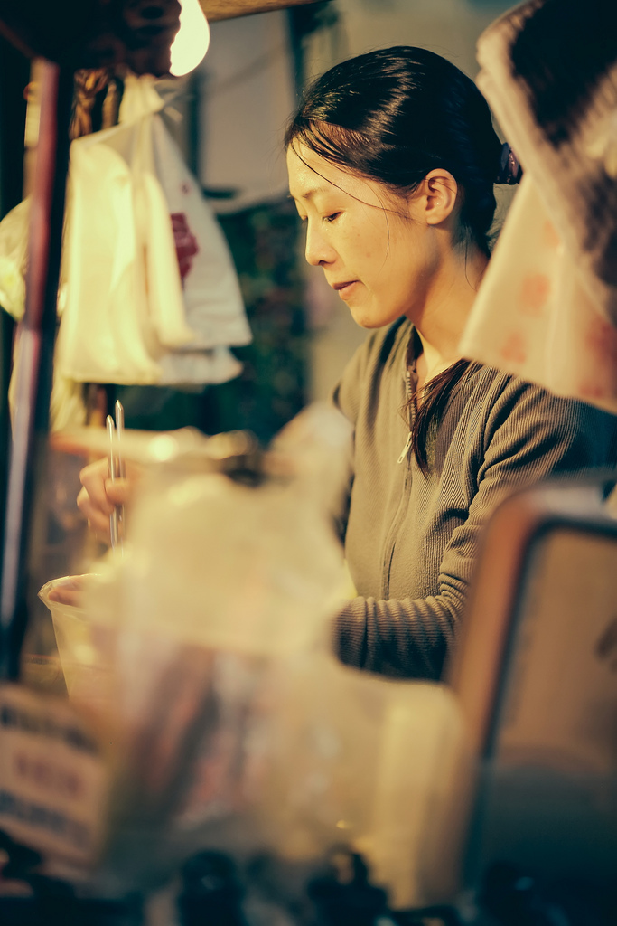 【中肯‧開箱】Canon EF 135mm f/2L USM‧士林夜市人文街拍 【中肯‧開箱】Canon EF 135mm f/2L USM‧士林夜市人文街拍