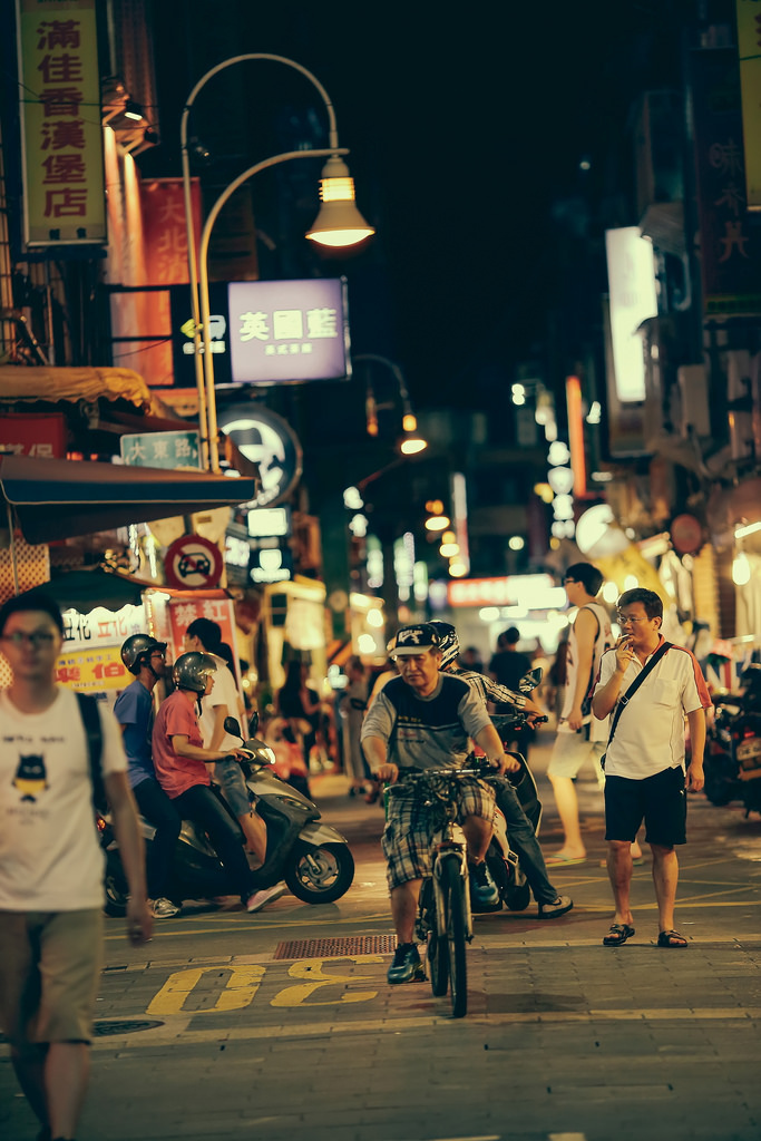 【中肯‧開箱】Canon EF 135mm f/2L USM‧士林夜市人文街拍 【中肯‧開箱】Canon EF 135mm f/2L USM‧士林夜市人文街拍