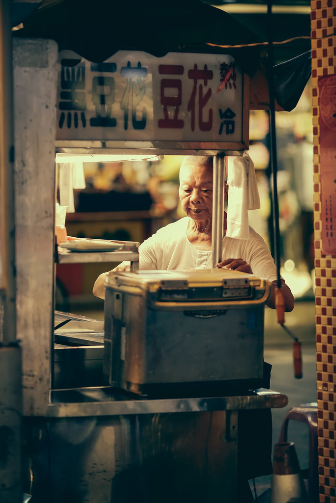 【中肯‧開箱】Canon EF 135mm f/2L USM‧士林夜市人文街拍 【中肯‧開箱】Canon EF 135mm f/2L USM‧士林夜市人文街拍