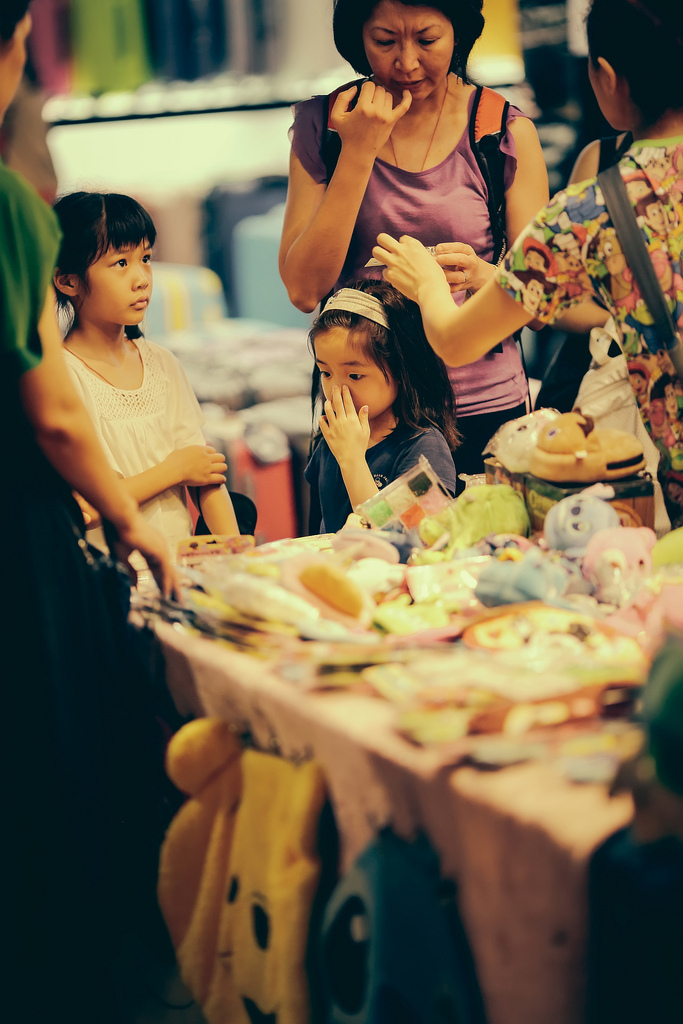 【中肯‧開箱】Canon EF 135mm f/2L USM‧士林夜市人文街拍 【中肯‧開箱】Canon EF 135mm f/2L USM‧士林夜市人文街拍